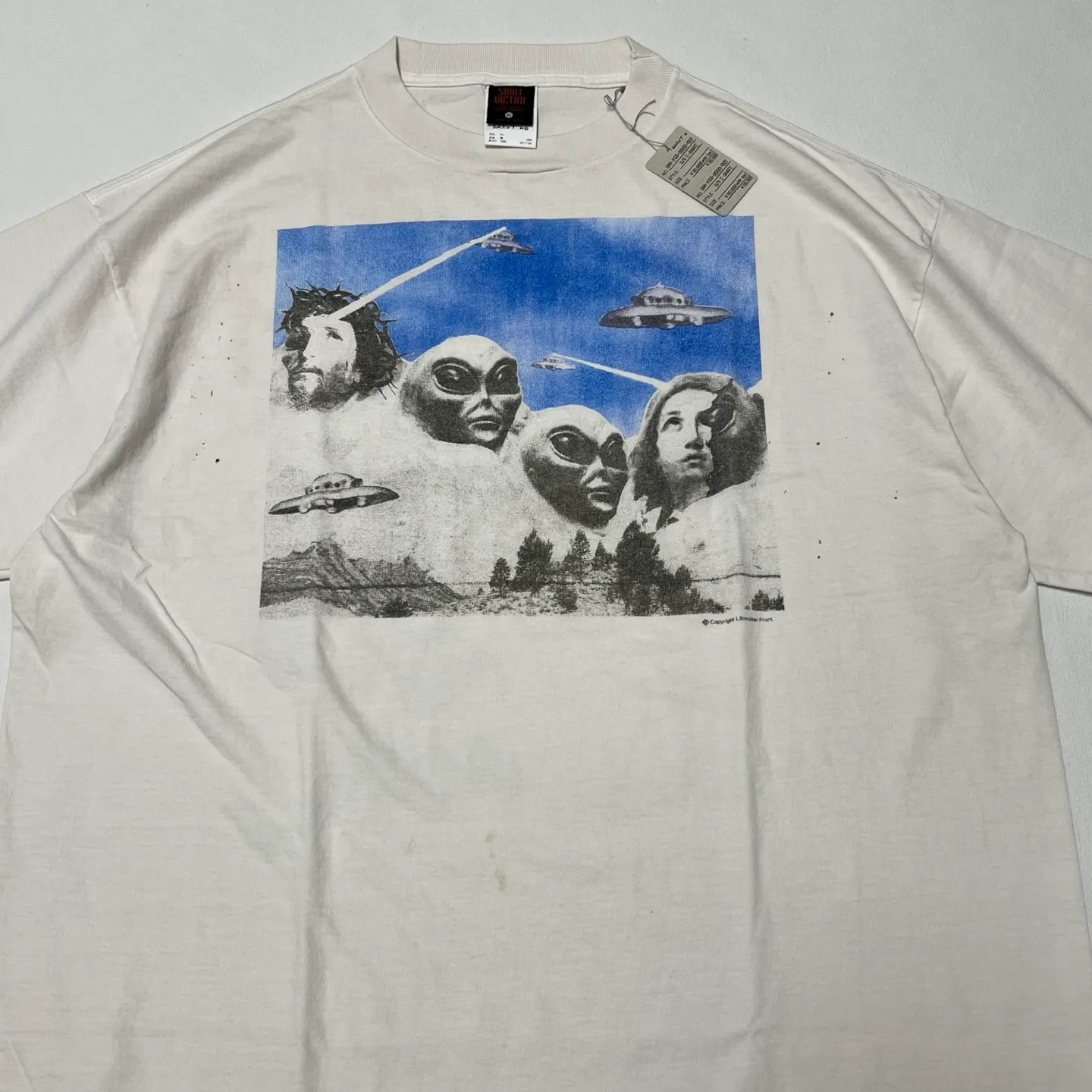 SAINT Mxxxxxx × Sean Wotherspoon SW_SS TEE/KIKI/WHT Alien Crisis/Alien President Mountain TEE Off-white S-XL Super handsome co-branded alien print design Ultra-difficult printing restoration High printing difficulty The word 'Crisis' is printed on the body and sleeve bones Correct version Customized SW co-branded accessories/cylindrical side seam fabric Enzyme heavy washing water distressing Handmade garments with graffiti and ink splashing
